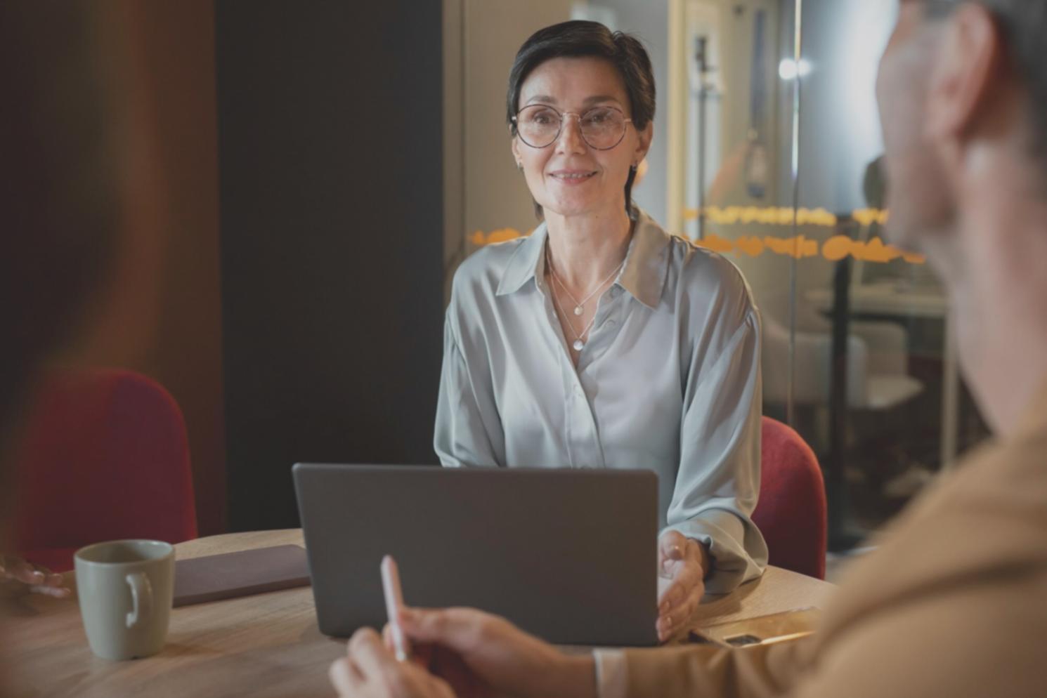 Arbeitsplatz mit Finanzunterlagen und Analysediagrammen
